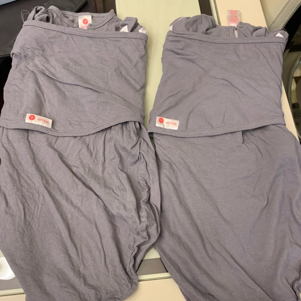 Pack of 2 Embé stage two short sleeve swaddle sacks w/arm snaps med-large gray